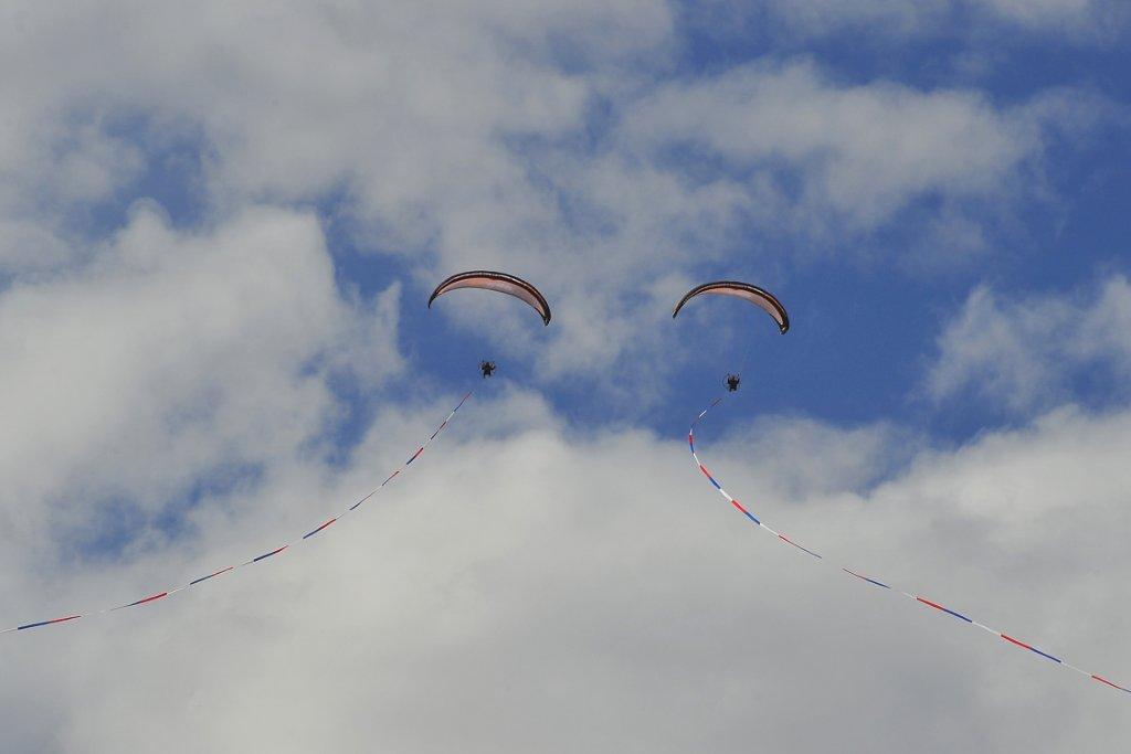 streamers for powered paragliders