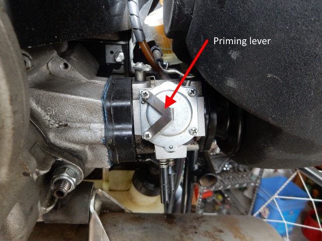WG8 carburetor priming lever